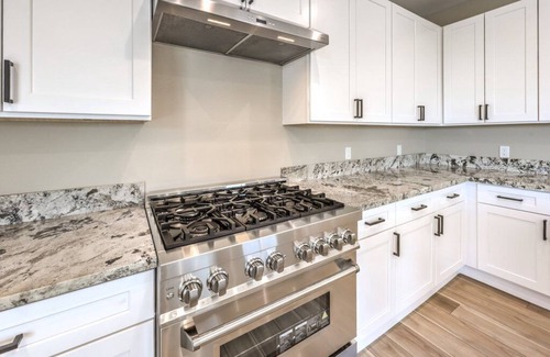 Foothills House | 3-bedroom - Sleeps 9 - Full Strip Views - Private Home