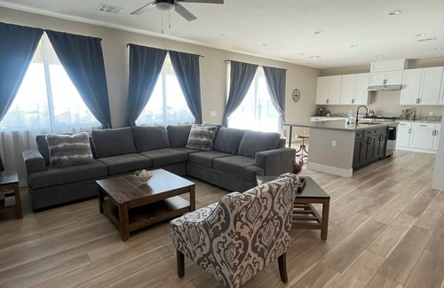 Foothills House | 3-bedroom - Sleeps 9 - Full Strip Views - Private Home