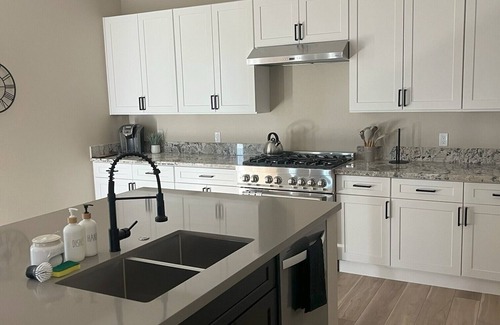 Foothills House | 3-bedroom - Sleeps 9 - Full Strip Views - Private Home