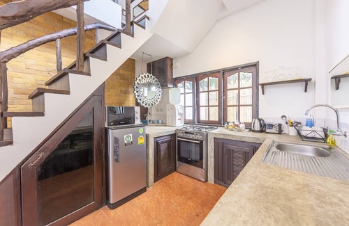 Koh Tao House | 3 Bedroom Stunning Two-story Private Pool Villa . Walk to the beach!