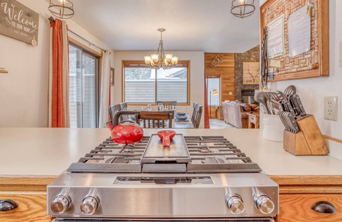 Deer Park House | 3 Bedroom Sunriver Beauty Has Fireplace, Hot Tub, Two Decks & SHARC passes
