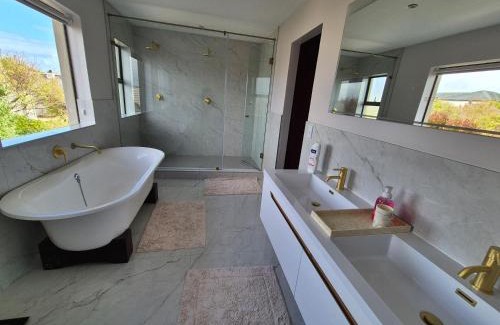 Bloubergstrand Villa | 3 Bedroom Villa in Big Bay