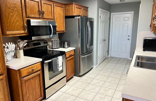 Calallen House | 3 BEDROOMS 2 BATHS W/LARGE BACK YARD & PET FRIENDLY IN CALALLEN!