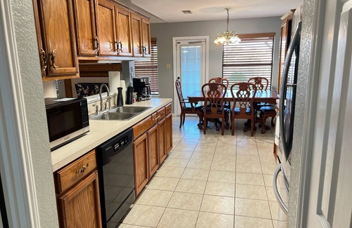 Calallen House | 3 BEDROOMS 2 BATHS W/LARGE BACK YARD & PET FRIENDLY IN CALALLEN!