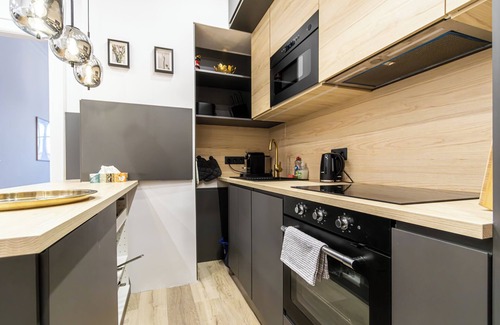 Ujlipotvaros Apartment | 3 bedrooms, 2 bathrooms and a balcony - centrally located - subway and bus 3 min.