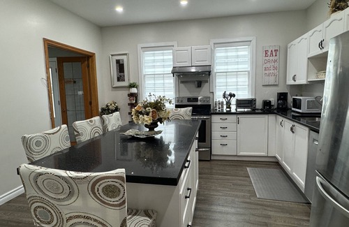 Barrie Cottage | 3 Bedrooms Cottage W LAKE VIEWS, beside waterfront trail and steps from beach