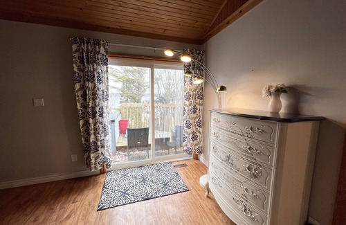 Barrie Cottage | 3 Bedrooms Cottage W LAKE VIEWS, beside waterfront trail and steps from beach