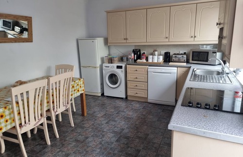 Cortober House | 3 Bedrooms - Sleep 7 - Garden - Private Parking