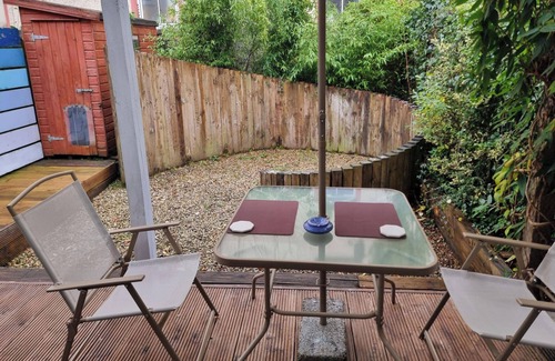 Cortober House | 3 Bedrooms - Sleep 7 - Garden - Private Parking