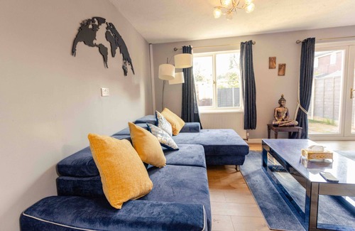 Andover House | 3 Bedrooms - Sleeps 8 - Wifi - 3 Car Parking