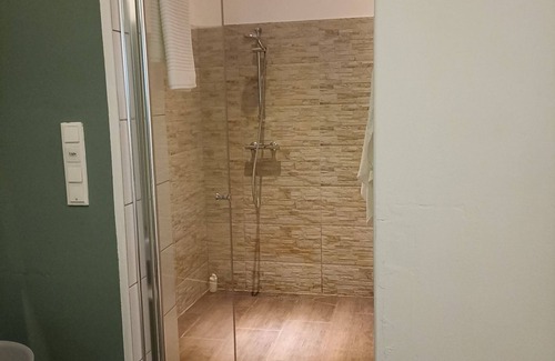 Hernals Apartment | 3 Bedrooms with 3.5 Bathrooms