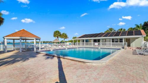 Bayview House | 3 Beds Private Beach Retreat Pool Hot Tub