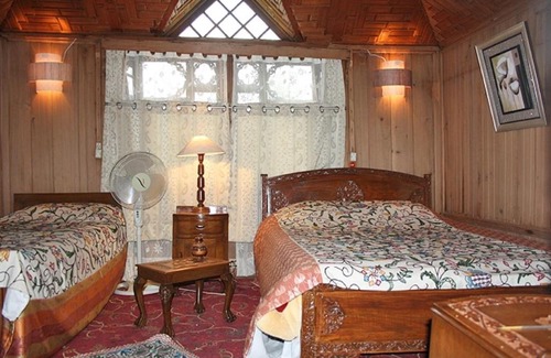 Nagin Bagh Boat Rental | 3 BHK Houseboat in Nigeen Lake, Srinagar(667B), by GuestHouser