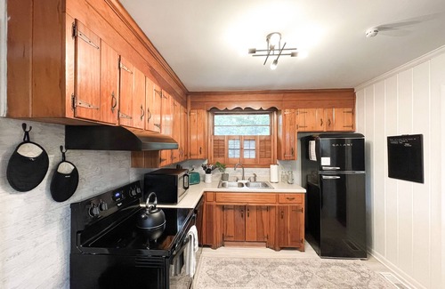 Parkwood Estates House | 3 BR, 1 Bath single family HOUSE. 10-15 min from attractions-airport