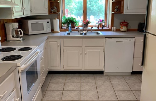 Trout Lake House | 3 BR 2 BA Sleeps 11-Beautiful & 1/2 mile from trails, close to all sights, Wi-Fi