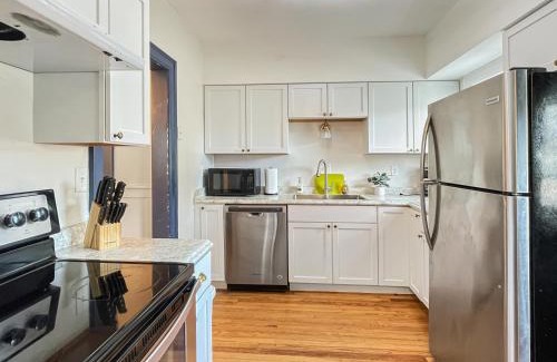 Des Moines House | 3 Br For 9 Guests -large Beautiful 3 Story Duplex