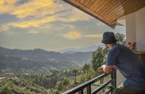 Kumarhatti Villa | 3 Br Harrington Villa Kitchen Living room AC