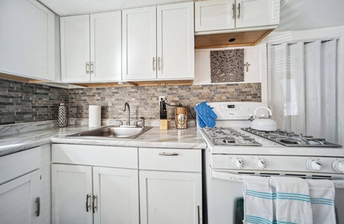 Garfield Heights House | 3 BR Home South Cleveland easy access to Cleveland Clinic, UH, Hopkins Airport