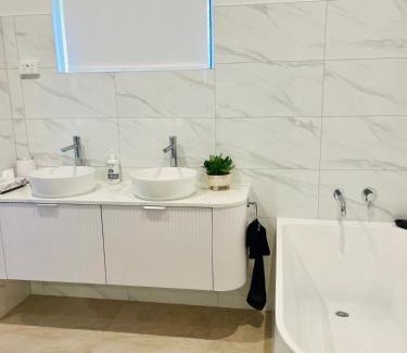 Beaconsfield House | 3 Br home with kitchen