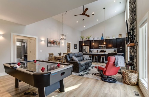 Tracy City House | 3-Br Luxury Home with Hot Tub & Arcade Games
