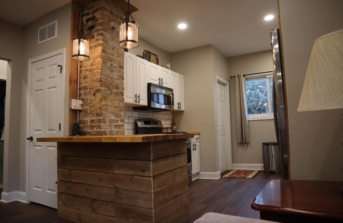 Woodstock House | 3 BR with Hot Tub & Arcade Games in DT Woodstock Square