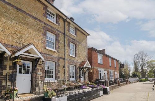 Stoke Bruerne House | 3 Canalside Cottages