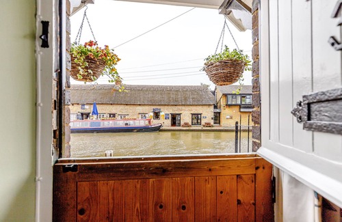 Stoke Bruerne Cottage | 3 Canalside Cottages