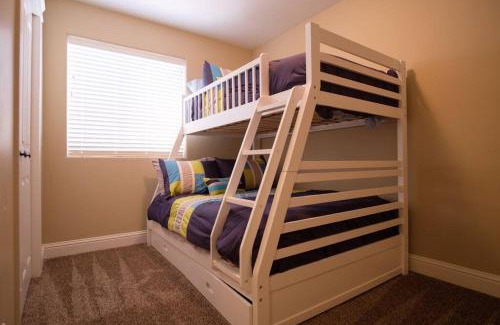 Idaho Falls House | 3 Car Garage Full Kitchen Large Backyard Smart TVs