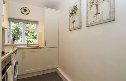 Hythe Cottage | 3 ELM COURT, pet friendly, with a garden in Hythe