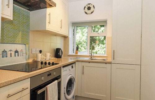 Hythe Cottage | 3 ELM COURT, pet friendly, with a garden in Hythe