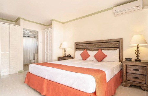 Worthing House | 3 Family-friendly Units w/ Free Parking & Kitchenettes, Outdoor Pool!