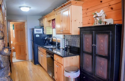 Black Bear Falls Cabin | 3 K Suites, Best Views, 2.5 m fr downtown! OCT 27-30 open! 225 NT!