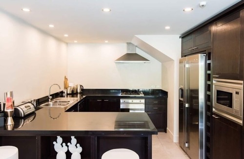 Queenstown Apartment | 3 LEVEL LAKESIDE LUXURY, SPA BATH, INTERNAL GARAGE