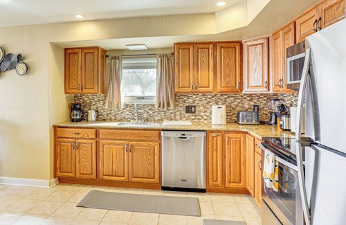 Sinking Spring House | 3 Mi to Berkshire Mall: Suburban Stay w/Yard!