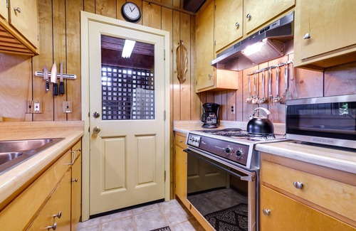 Arnold Cabin | 3 Mi to Big Trees State Park: Cabin w/Deck