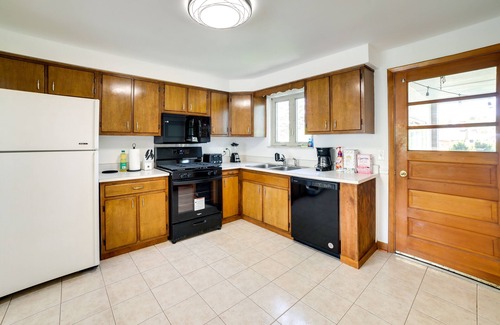 Pittsburgh House | 3 Mi to Downtown: Pittsburgh Home w/Balcony!