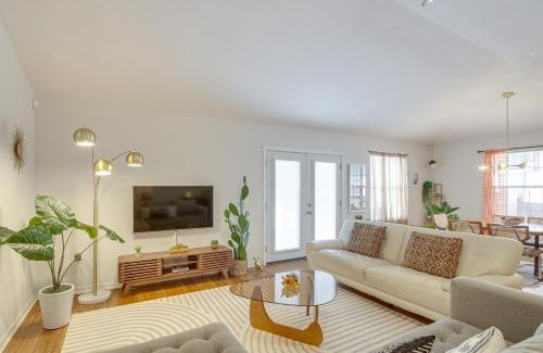 Milton House | 3 Mi to Escambia Bay Home with Deck and Private Yard!