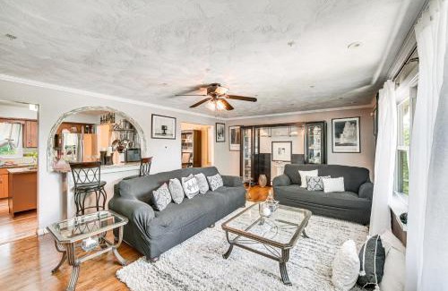 Spry House | 3 Mi to Lake Redman Home with Furnished Pergola!