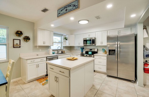 South Venice House | 3 Mi to Manasota Key: Stylish Single-Story Home!