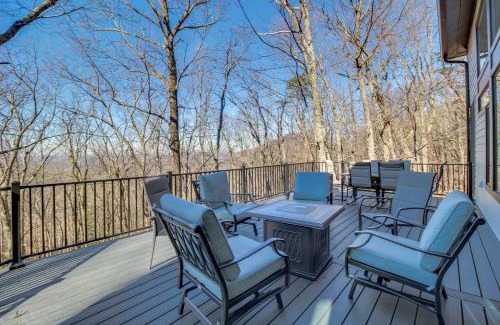 Tate House | 3 Mi to Winery Jasper Mountain Chalet with Hot Tub!