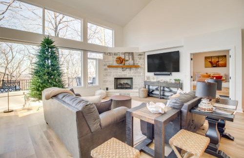 Tate House | 3 Mi to Winery Jasper Mountain Chalet with Hot Tub!