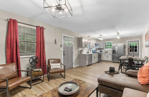 Warrington House | 3 miles from NAS * King and Queen Bed * Covered Patio * Luxury Bath * Open concept Living