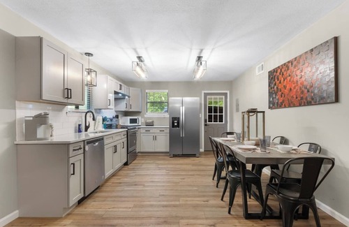 Warrington House | 3 miles from NAS * King and Queen Bed * Covered Patio * Luxury Bath * Open concept Living