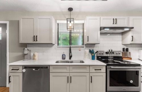 Warrington House | 3 miles from NAS * King and Queen Bed * Covered Patio * Luxury Bath * Open concept Living