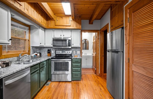 Sevierville Cabin | 3 Miles to Pigeon Forge Parkway! Hot Tub, Privacy πΆ Dogs π King Beds π’ DollyWood