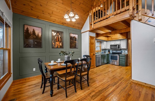 Sevierville Cabin | 3 Miles to Pigeon Forge Parkway! Hot Tub, Privacy πΆ Dogs π King Beds π’ DollyWood