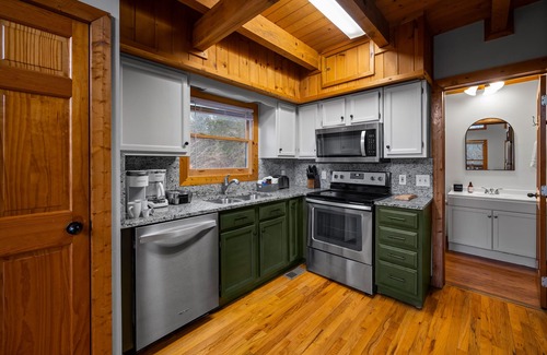 Sevierville Cabin | 3 Miles to Pigeon Forge Parkway! Hot Tub, Privacy πΆ Dogs π King Beds π’ DollyWood