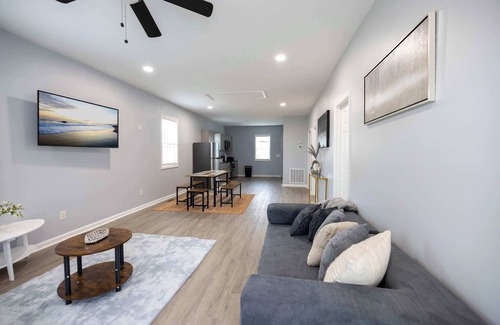 Burlington House | 3 Min to Downtown - 10 Min to Elon - Smart TVs