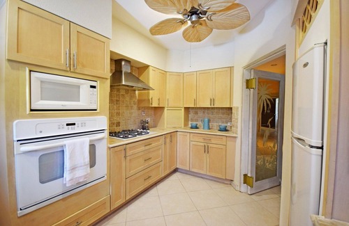 Hastings House | 3 Min Walk to Beach - Blessed Manor by Bluescape