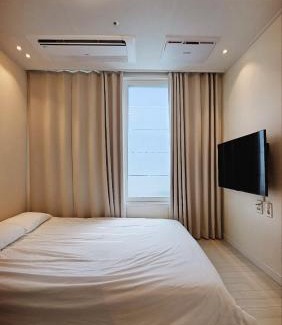 Cheongpa-dong Apartment | 3 minutes walk from Seoul station, new building, Raon402